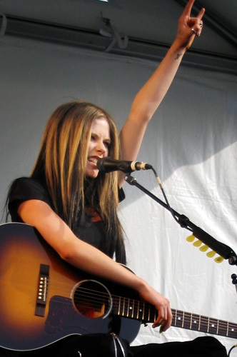 Avril Lavigne Gets In Touch With Her Acoustic Side On Next LP