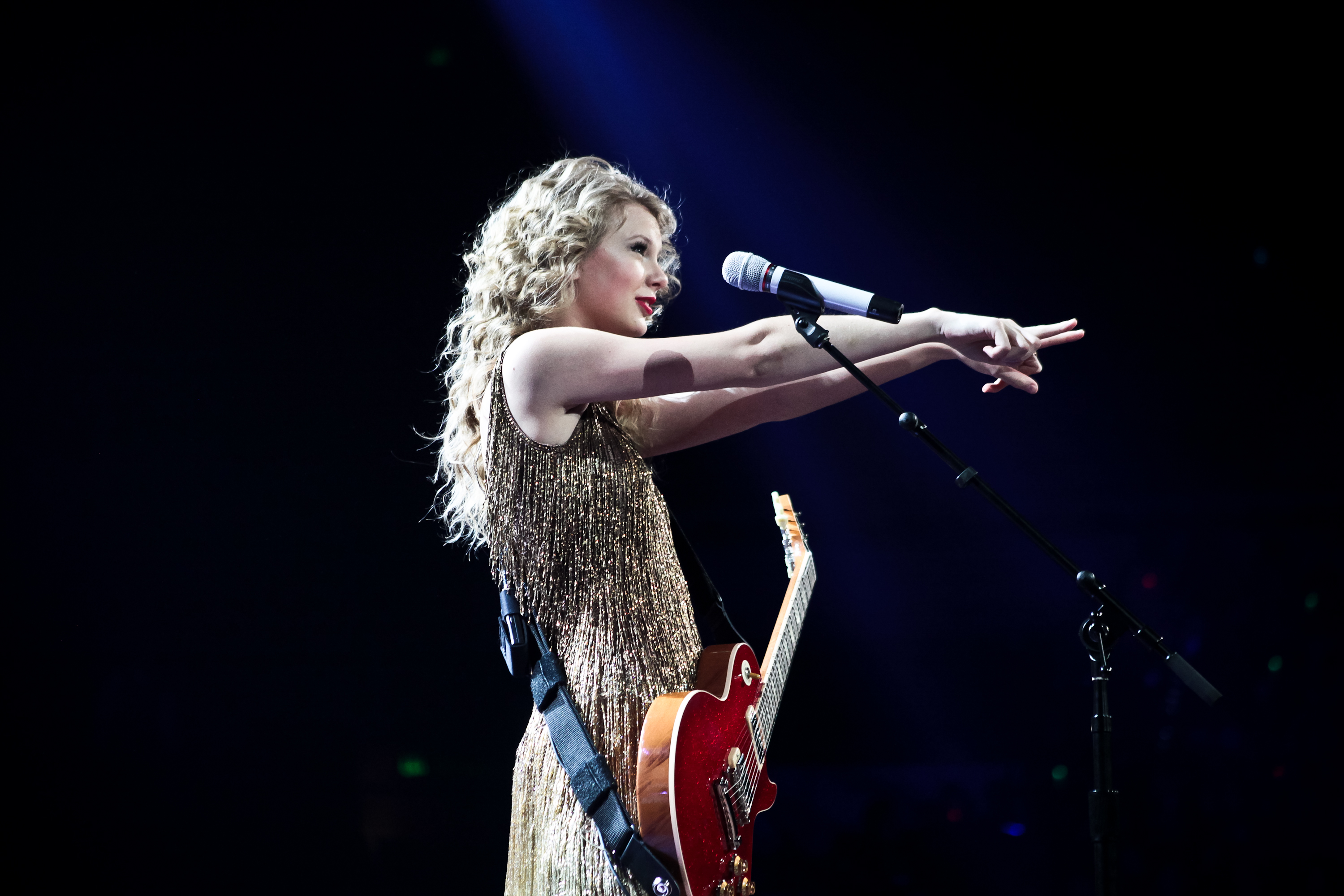 Taylor Swift Delights In Special Tornado Benefit Show