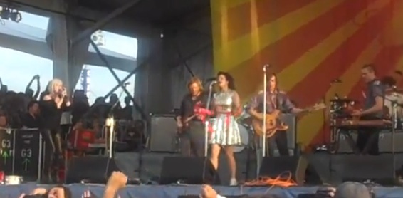 Arcade Fire Jam With Cyndi Lauper