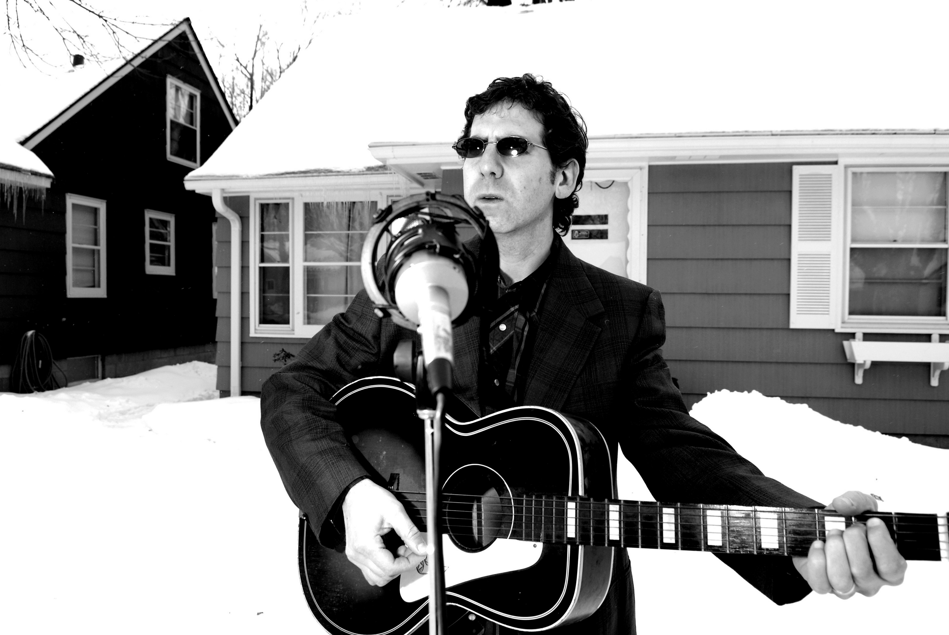 Video Premiere: Dan Israel, “Live On”