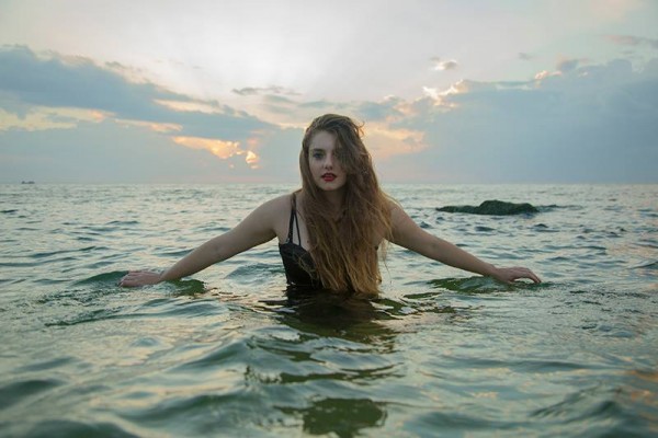 Song Premiere: Rachel Ann Weiss, “Dark Is Coming”
