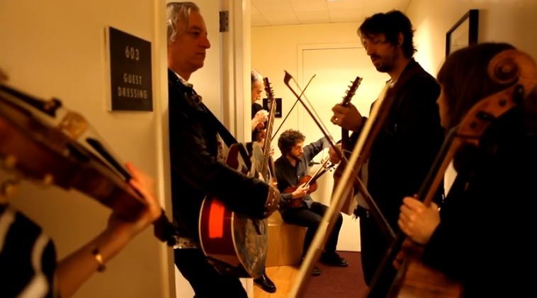 Joseph Arthur, Peter Buck Rehearse “Walk On The Wild Side” Backstage At Letterman