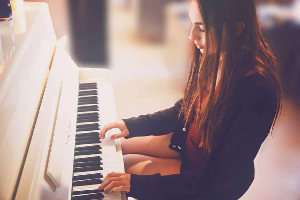 Hollie Stephenson Charms at The Hotel Cafe