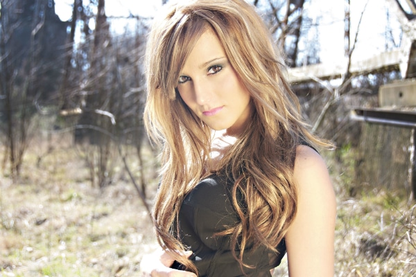 Daily Discovery: Veronica Ballestrini, “Lonely Alone”