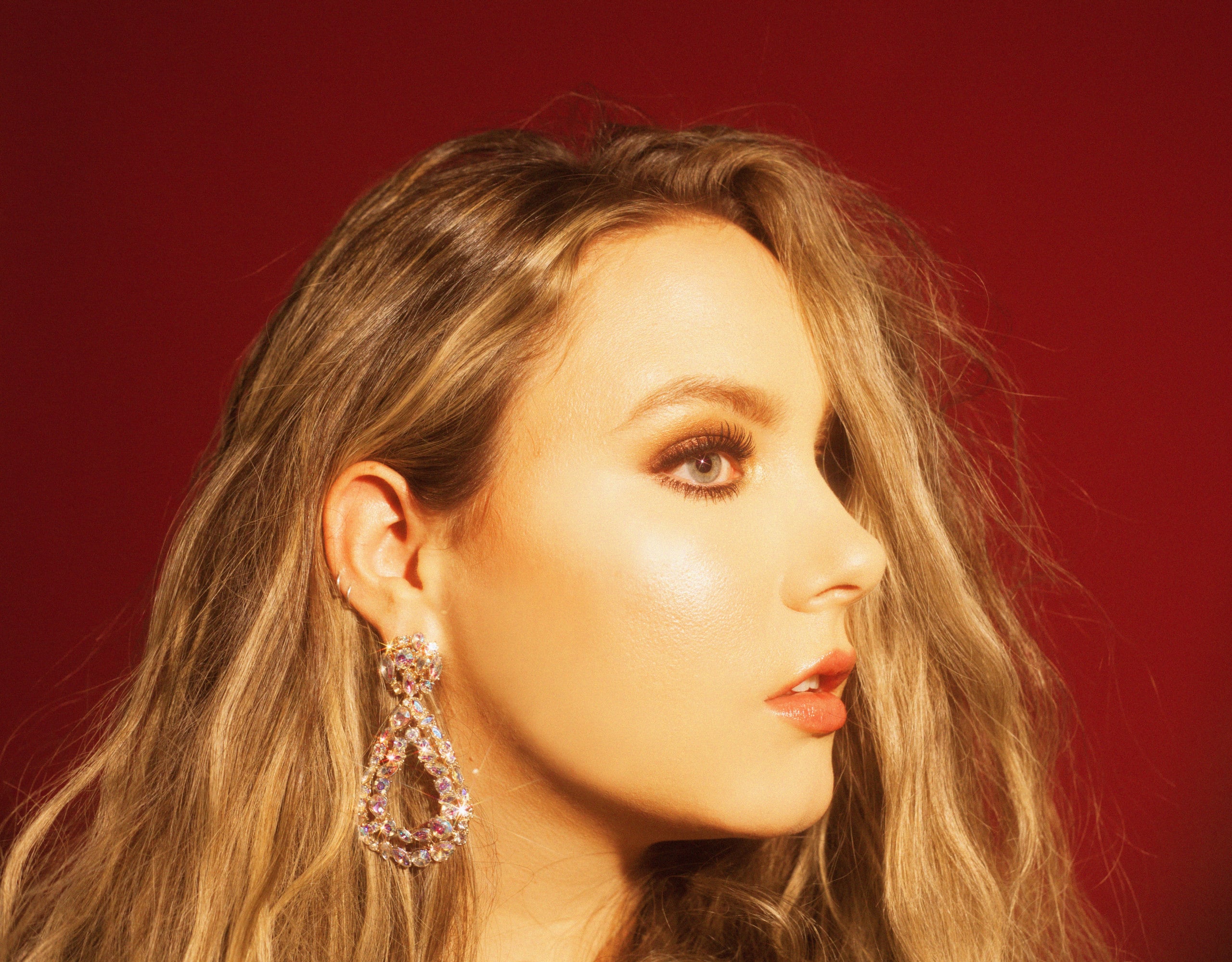 Caroline Marquard Takes Things Home in “Keep My Eyes on You”