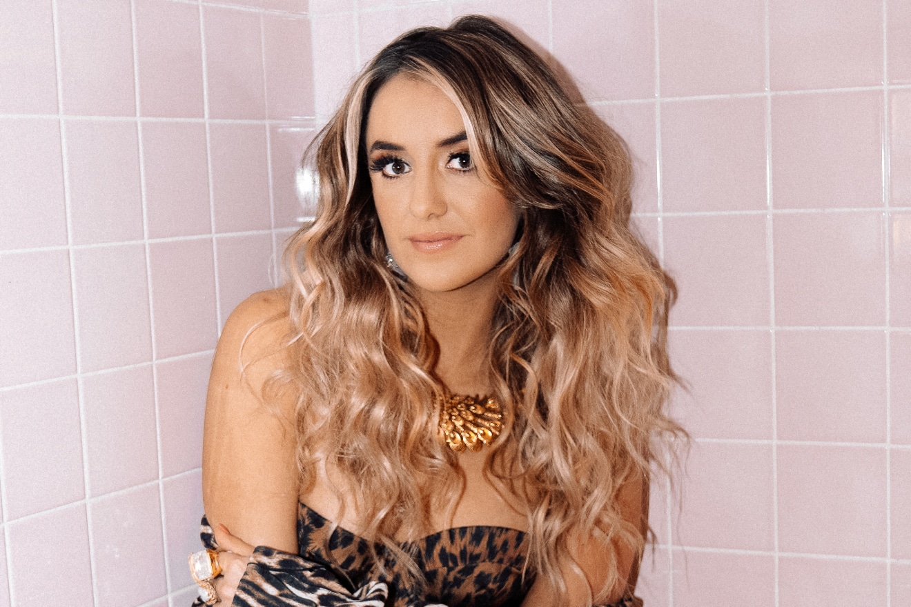 Lainey Wilson Shares a True Southern Success Story on ‘Behind the Mic’