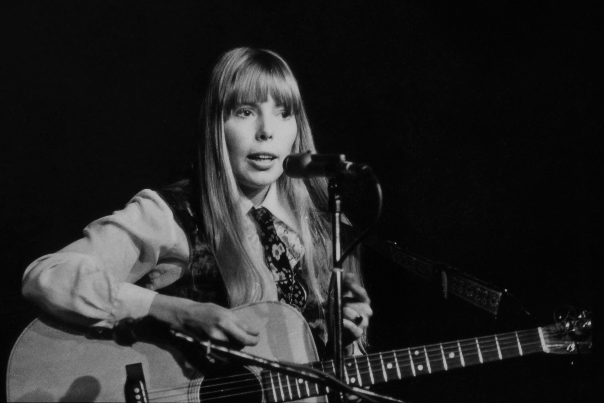 Joni Mitchell Explores Her Back Pages In The First ‘Archives’ Volume