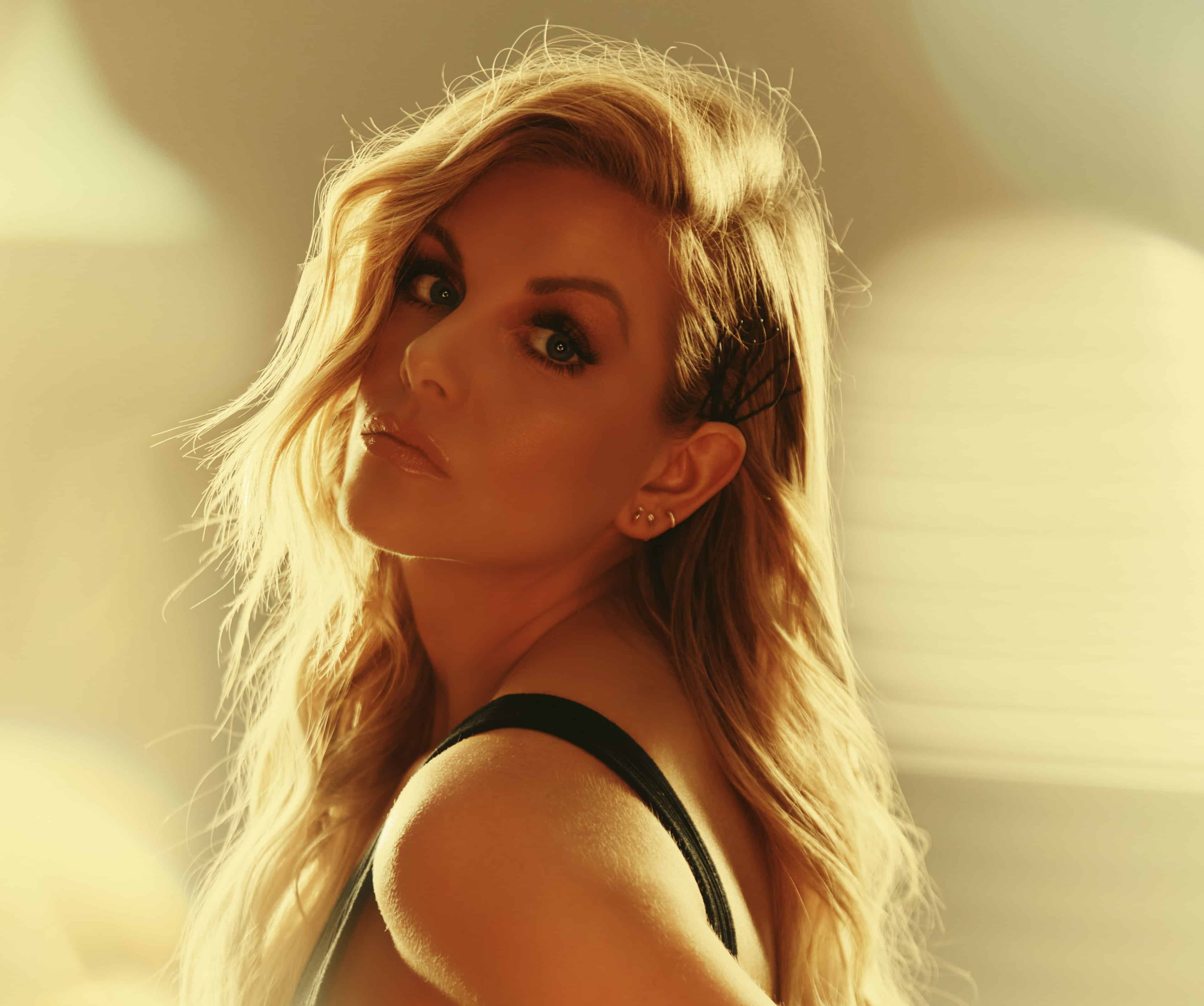 Lindsay Ell’s Love of Podcasts Drew Her Deep Into the Country Musical ‘Make It Up As We Go’