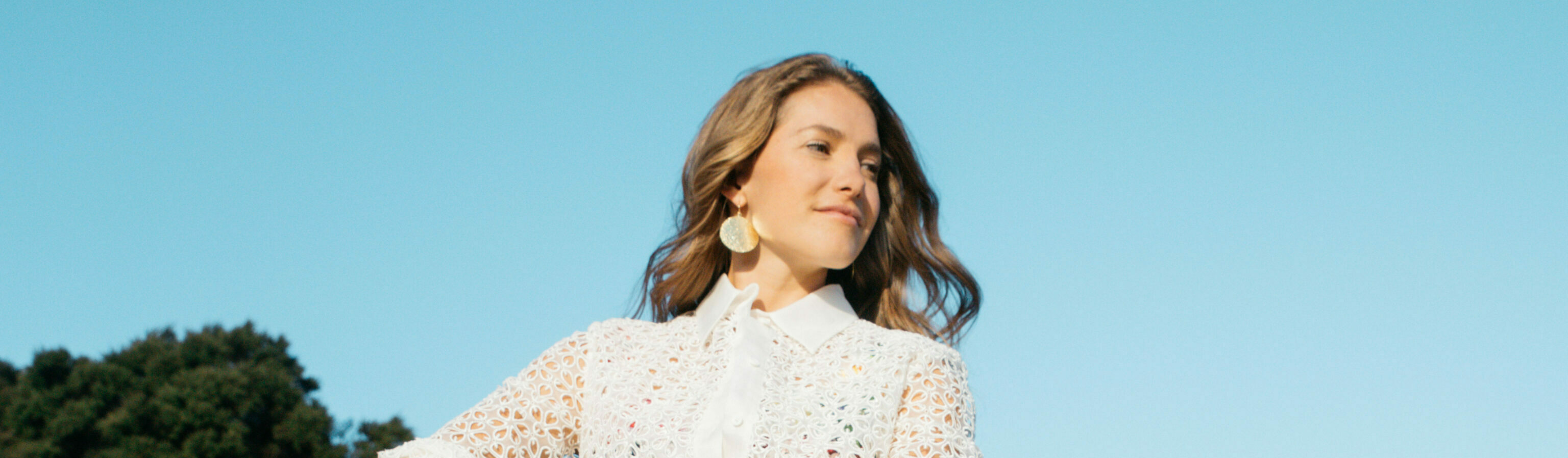 Caroline Jones Beckons You To “Come In (But Don’t Make Yourself Comfortable)”