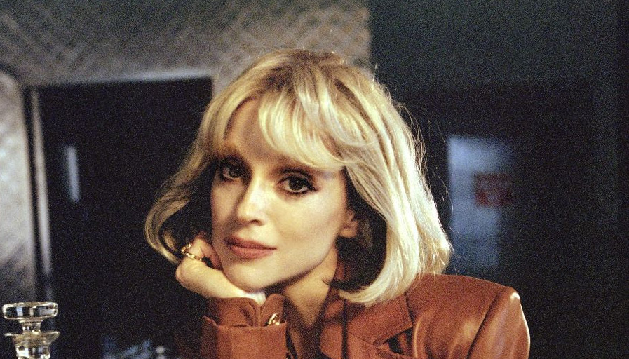 St. Vincent Teases ‘Sleazy and Grimy’ New Album ‘Daddy’s Home’ with “Pay Your Way in Pain”