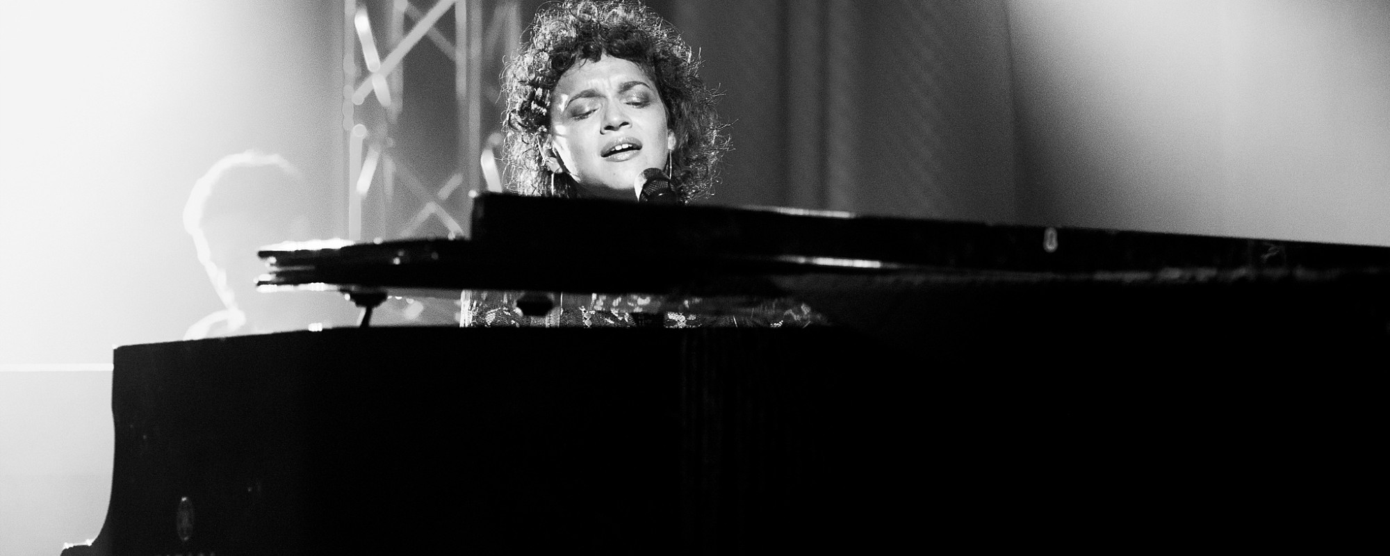 Norah Jones Previews First Live Album With “Don’t Know Why” Performance