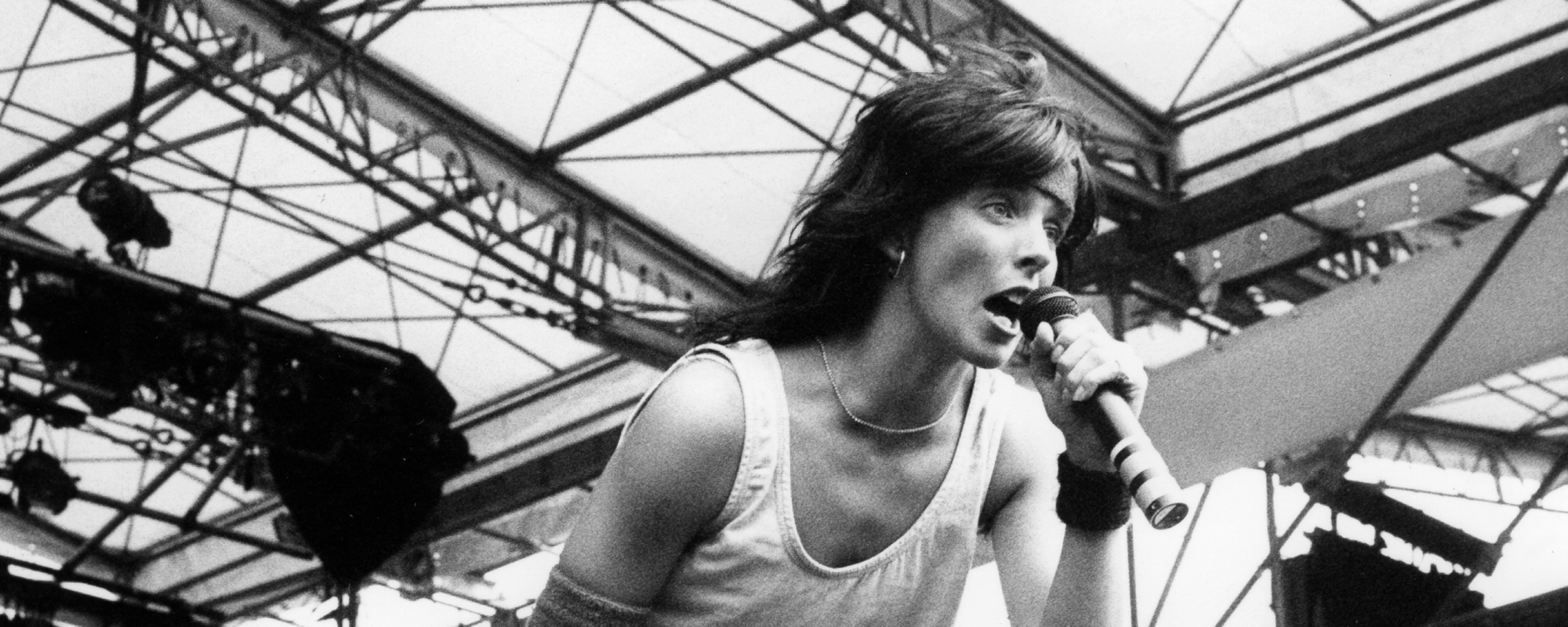 Nena sings "99 Luftballons" on stage.