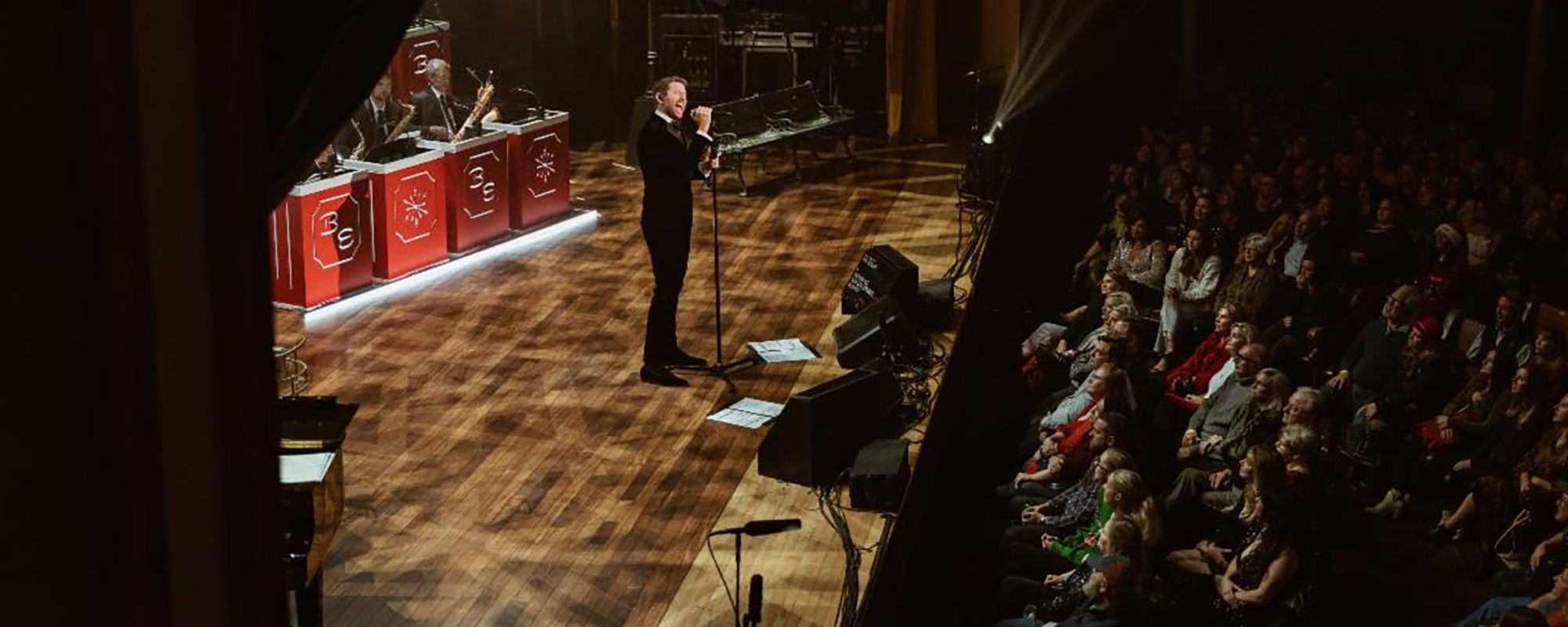 Brett Eldredge Encourages Fans to “Be Free” at Captivating Nashville Christmas Show