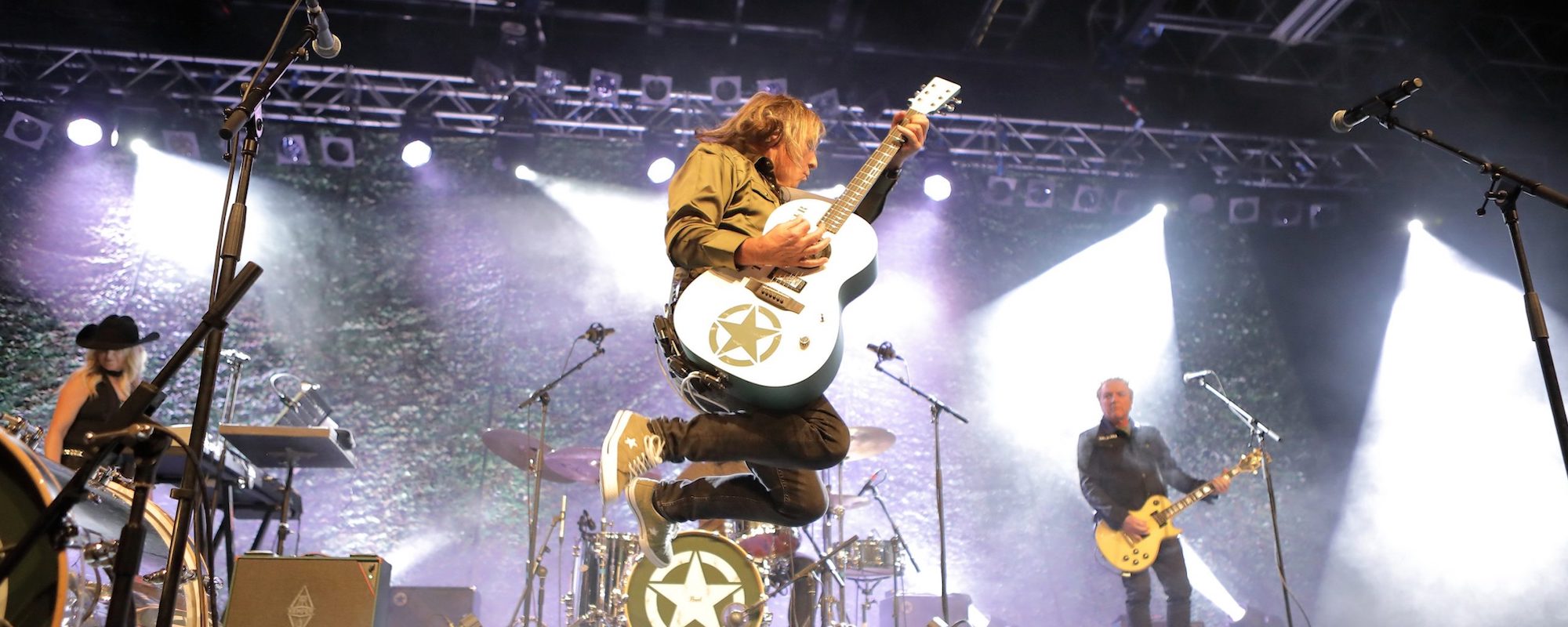 Mike Peters Defies Cancer, Pushes The Alarm into ‘Forwards’