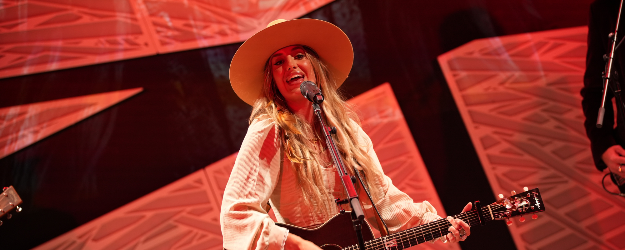 10 Motivational Quotes by Lainey Wilson