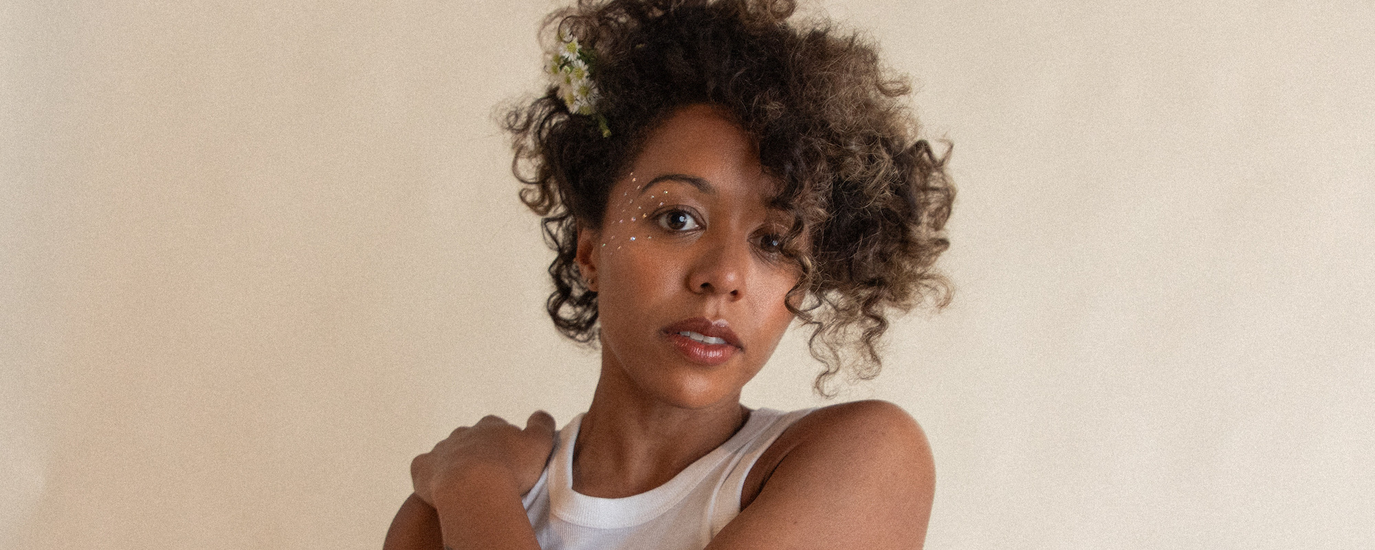 Lizzie No Finds Comfort Amidst Chaos In Captivating New Single “Lagunita”