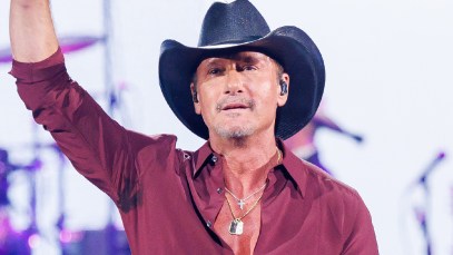 Tim McGraw Remembers "Great Artist" Toby Keith With Emotional "Live Like You Were Dying" Performance