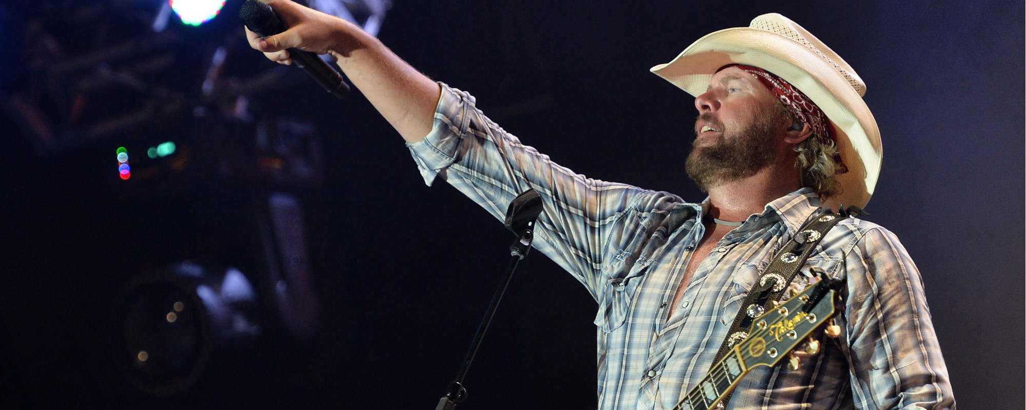 Devastated Young Fan Sings Along to Toby Keith in Heartbreaking Video