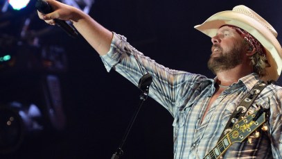 Devastated Young Fan Sings Along to Toby Keith in Heartbreaking Video