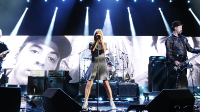 kim gordon performing live onstage