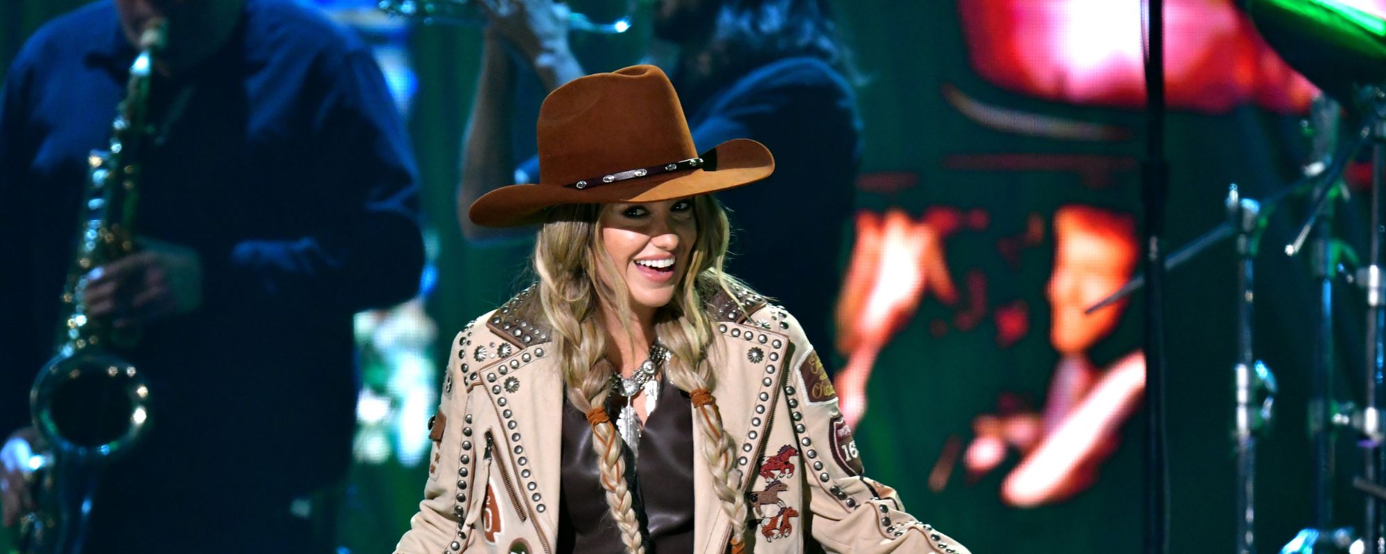 Lainey Wilson Sends Sweet Note to Kelsea Ballerini