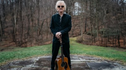 EXCLUSIVE: Ian Hunter Talks Collaborating with the Late Jeff Beck and Taylor Hawkins on New Album, ‘Defiance Part 2’