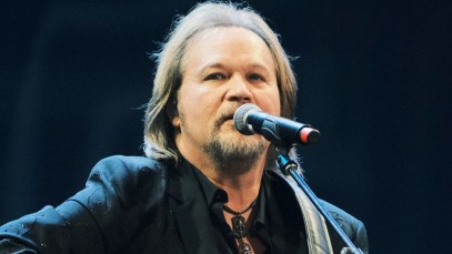 Travis Tritt Honors Waylon Jennings With Special Performance at the Caverns