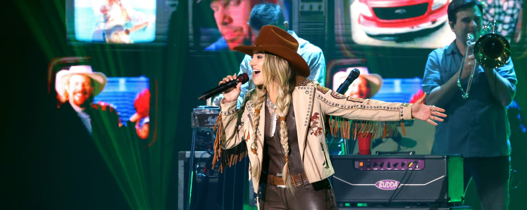 Lainey Wilson pays tribute to Toby Keith at the CMT Music Awards