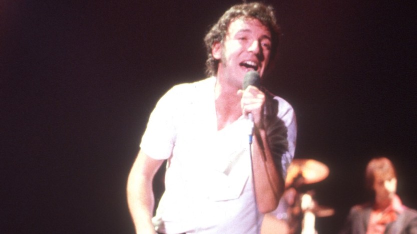 Watch Courteney Cox Recreate Her Iconic Dance from Bruce Springsteen’s “Dancing in the Dark” Video 40 Years Later