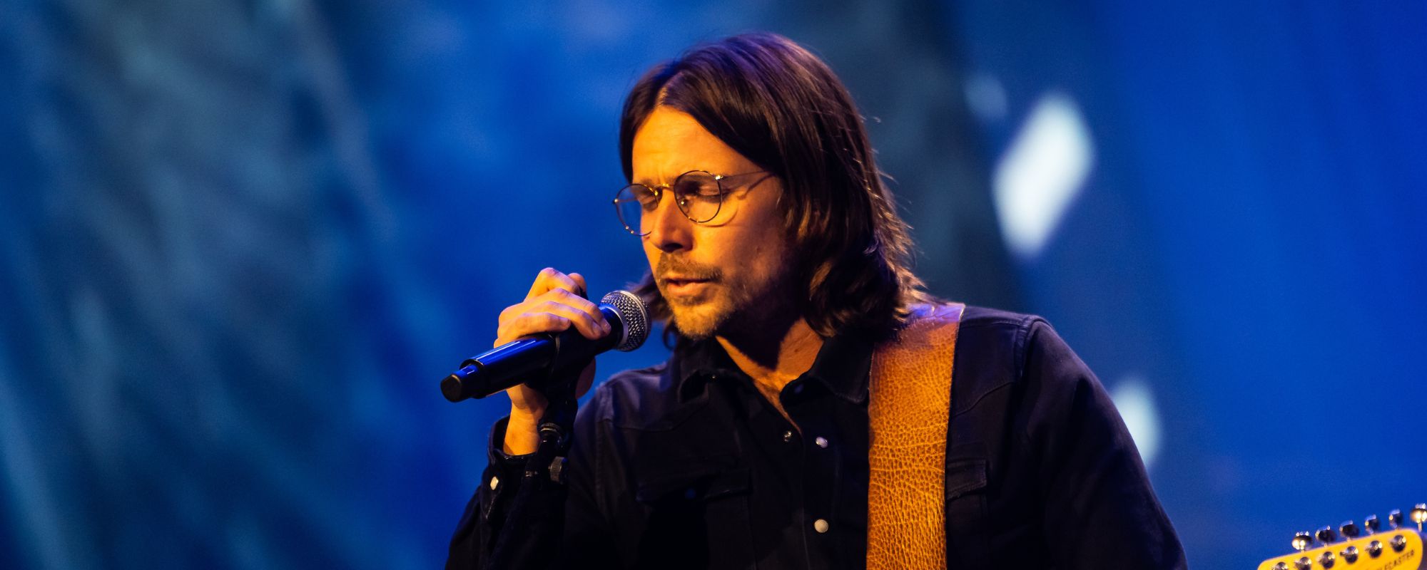 Lukas Nelson Stuns With "Always On My Mind" Cover While Filling In For His Dad