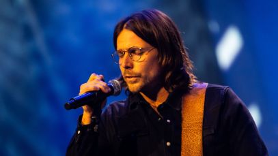 Lukas Nelson Stuns With "Always On My Mind" Cover While Filling In For His Dad