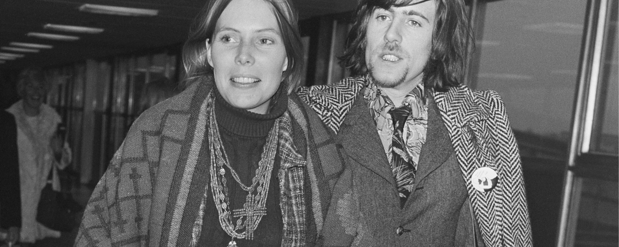 Joni Mitchell and Graham Nash walk through airport together