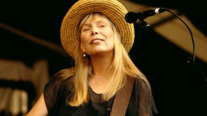 Joni Mitchell performing