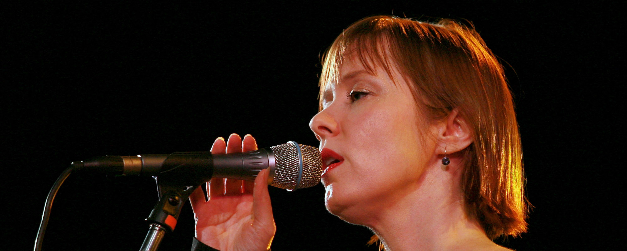 The Story and Meaning Behind “Luka,” Suzanne Vega’s Fearless Hit Single About a Child Abuse Victim
