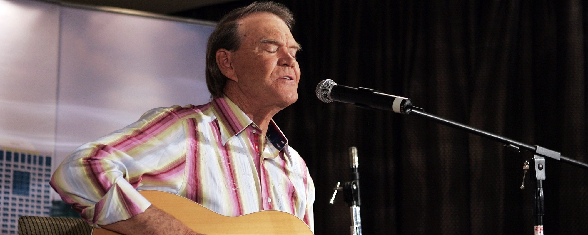 Watch Glen Campbell Astonish a 1999 Gathering of Fellow Country Greats with This Performance of “Gentle on My Mind”