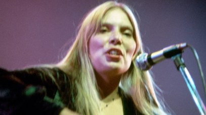Watch Joni Mitchell’s Perform Beautifully on the Famous Post-Woodstock Episode of ‘The Dick Cavett Show’