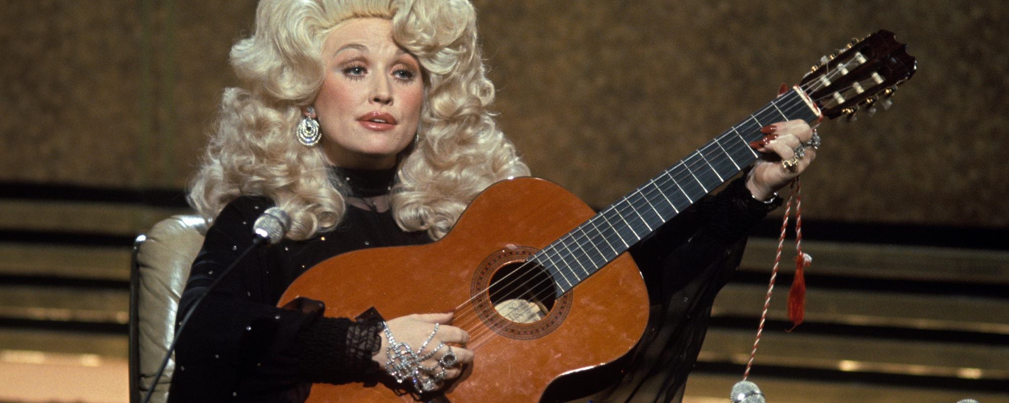 Dolly Parton performing