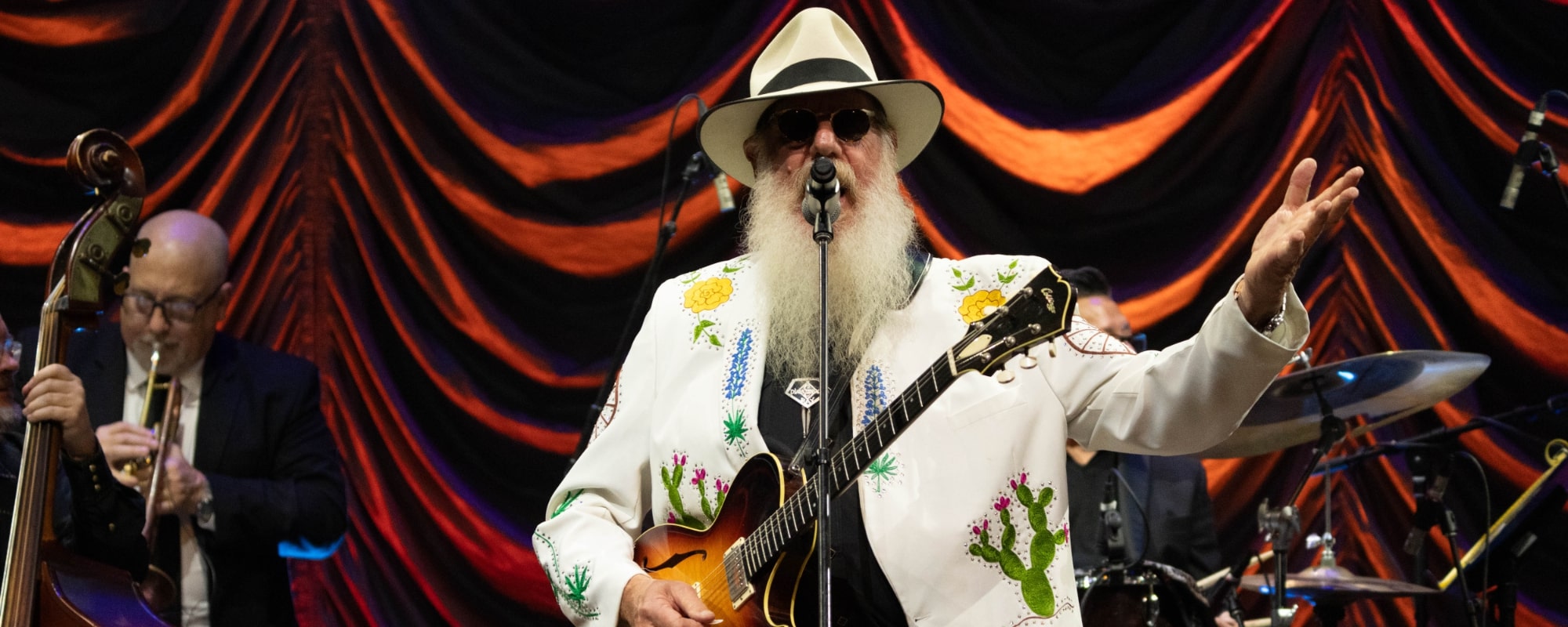 Exclusive: Ray Benson Talks Bridging the Gap Between Texas and Jamaica on His New Album ‘Swingin’ and Skankin’