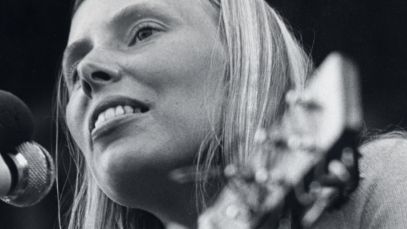 Joni Mitchell performing