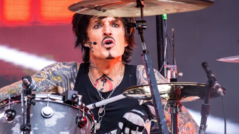 Tommy Lee performing