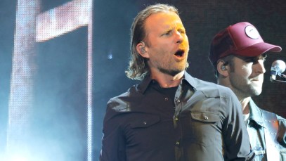 Dierks Bentley Welcomes Daughter to Stage To Perform Noah Kahan's "Stick Season"