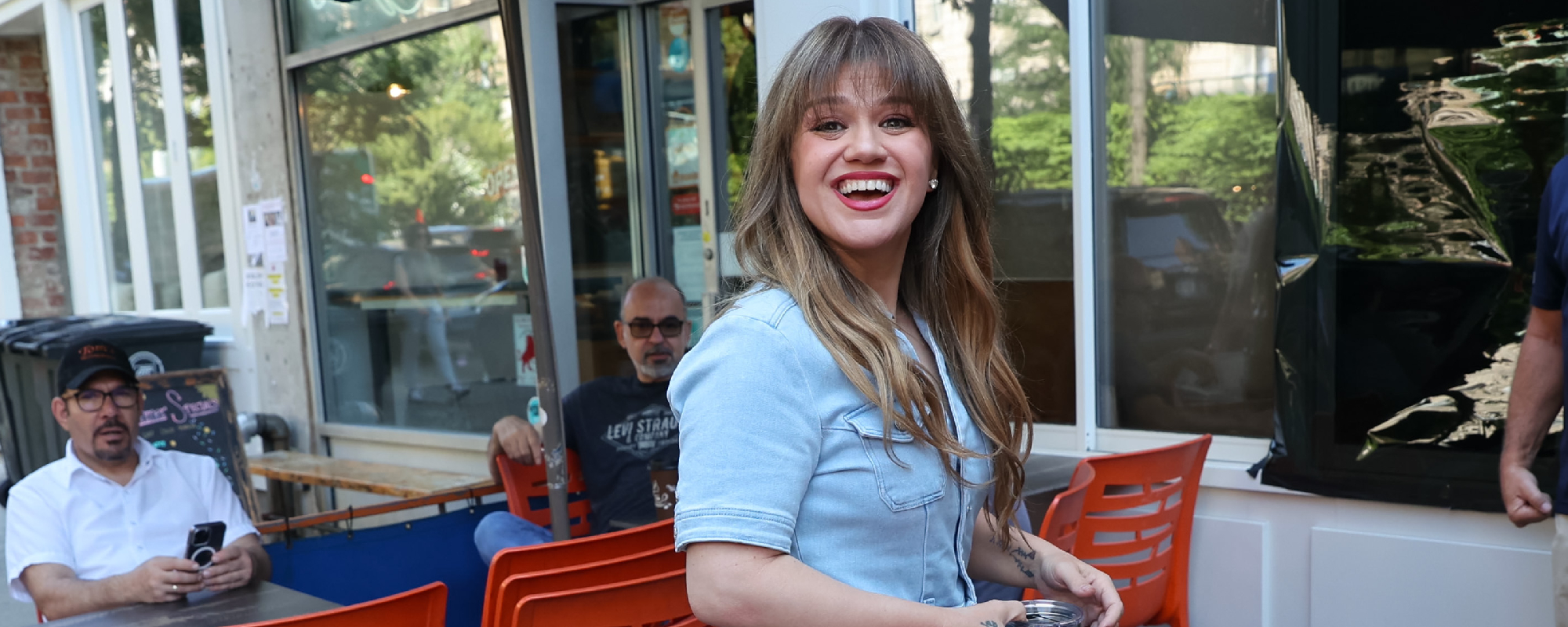 Kelly Clarkson Shows Support for Beyonce After Snubbed at CMA Awards