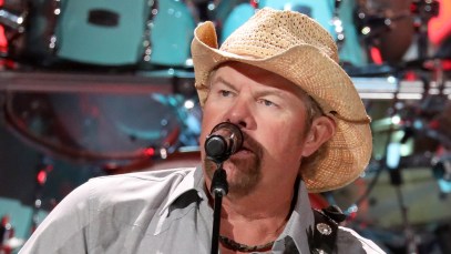 Oklahoma Sooners Honor Toby Keith During College Football Kickoff