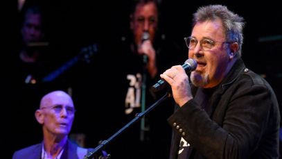 “You’ll Wind up Spinning Your Wheels”: Why Vince Gill Says There’s “No Rules” To Writing a Hit Song