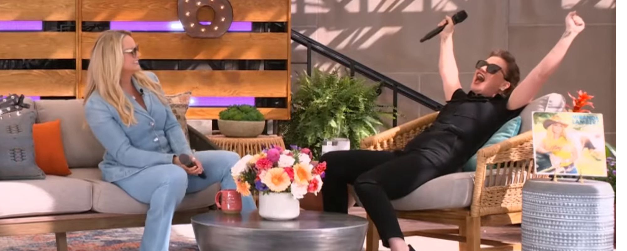 Miranda Lambert and Kelly Clarkson performing together