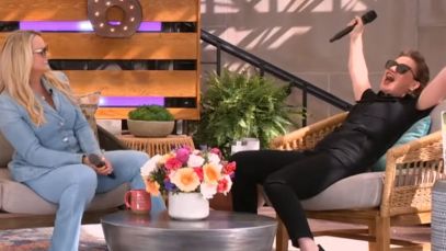 Miranda Lambert and Kelly Clarkson performing together