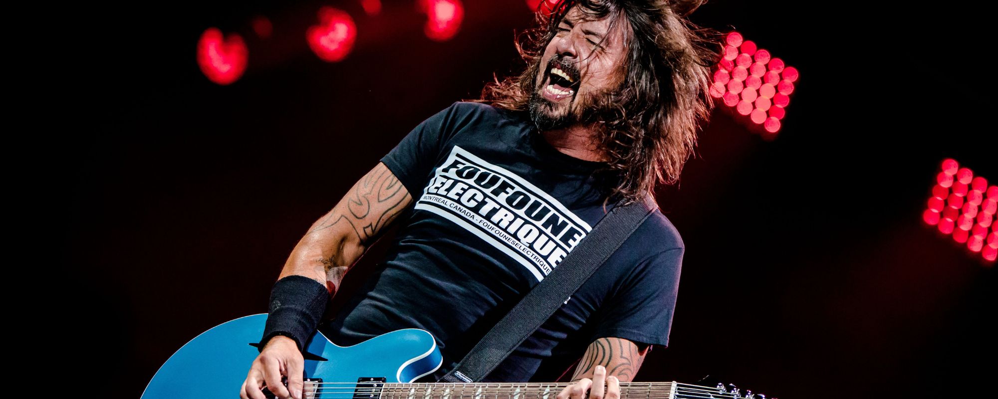 Dave Grohl performing