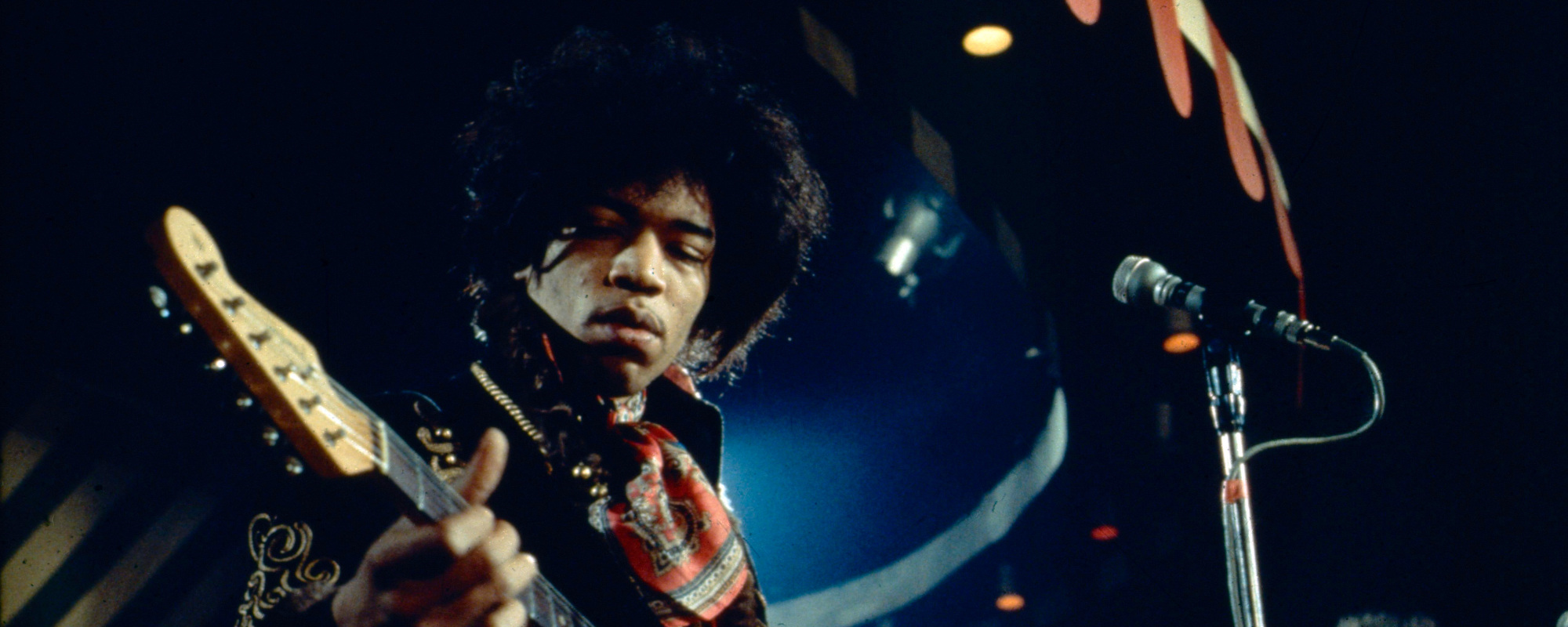 5 Riffs Every Guitarist Must Know