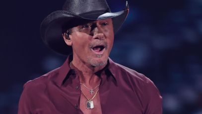 Tim McGraw performing