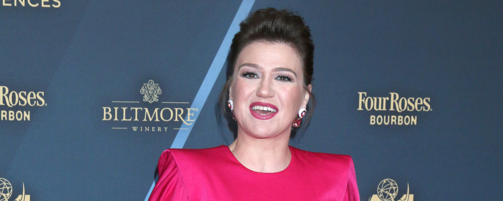 “She’s the Best Vocalist Ever”: Kelly Clarkson’s “I Wanna Know What Love Is” Has Fans Ready to Induct Her Into the Rock & Roll Hall of Fame